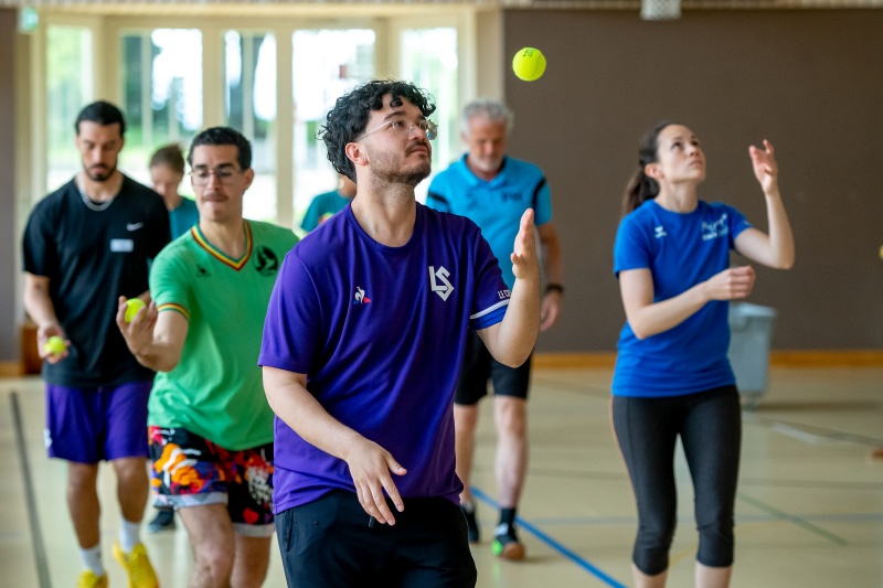 Jonglieren in der Sporthalle